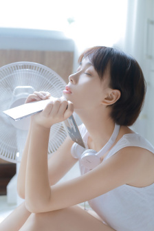 办公室的超短裙女教师美女